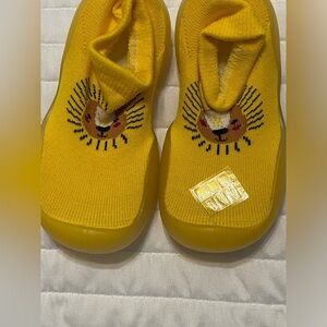 Baby sock shoes yellow with lion . Flexible rubber soles NWT